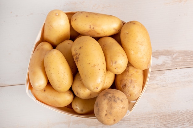 Verse biologische aardappelen op houten tafel