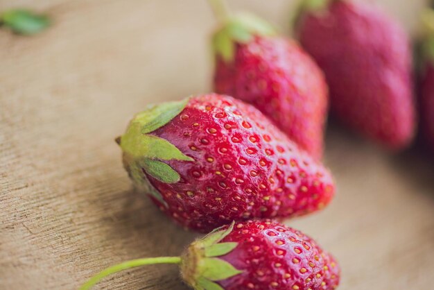 Verse biologische aardbeien close-up op een oude houten achtergrond.