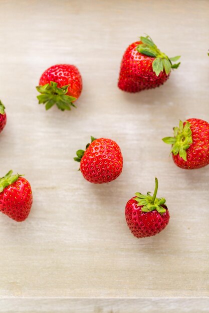 Verse biologische aardbeien op houten tafel.