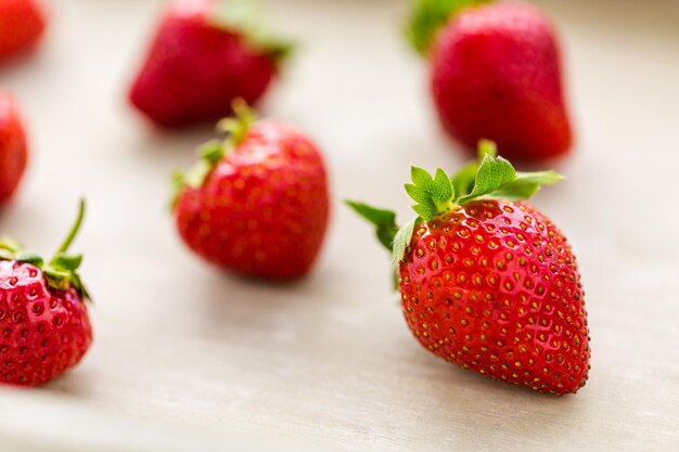 Verse biologische aardbeien op houten tafel.