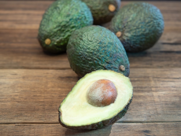 Verse biologische avocado groene avocado op houten plank