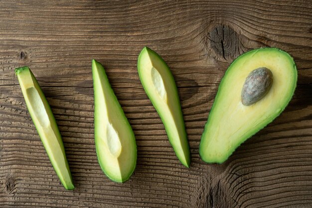 Verse biologische avocado op oude houten tafel Avocado op een houten ondergrond