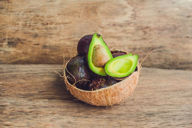 Verse biologische avocado's in een kokosnoot