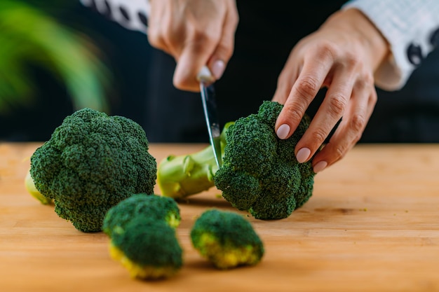 Verse biologische broccoli snijden superfood rijk aan vitamine K vitamine C foliumzuur kalium fytonutriënten en vezels