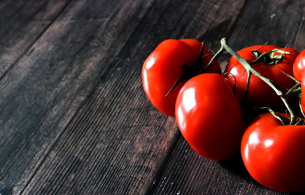 Verse biologische cherrytomaatjes op een donkere achtergrond