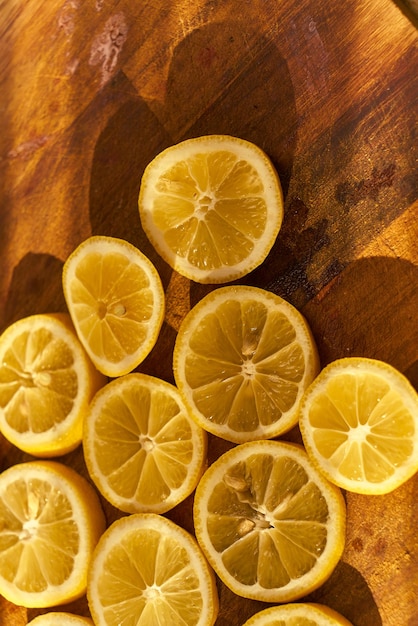 Verse biologische citroenen op een houten snijplank Lemon bannerLemonade banner