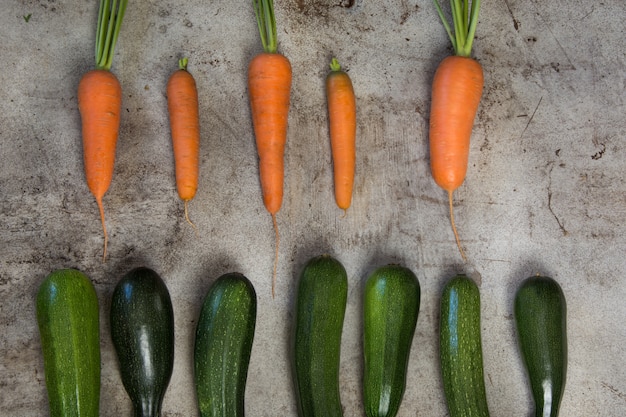 Verse biologische courgette en wortel op rustieke tafel