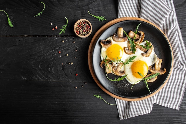 Verse biologische eieren gebakken met champignons Heerlijk ontbijt of snackmenu recept plaats voor tekst bovenaanzicht