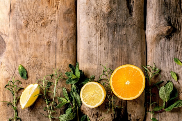 Verse biologische gesneden citrus- en kruidentakken