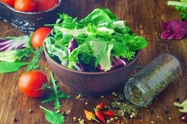 Verse biologische groene gezonde salade plaat spinazie rucola romaine sla