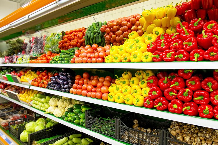 Foto verse biologische groenten en fruit op de plank in de supermarkt, boerenmarkt. gezond voedselconcept. vitamines en mineralen. tomaten, paprika, komkommers, champignons, courgette