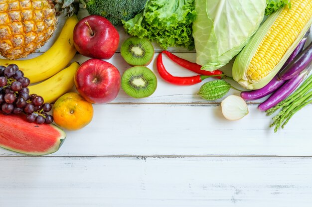 Verse biologische groenten en fruit op witte houten achtergrond