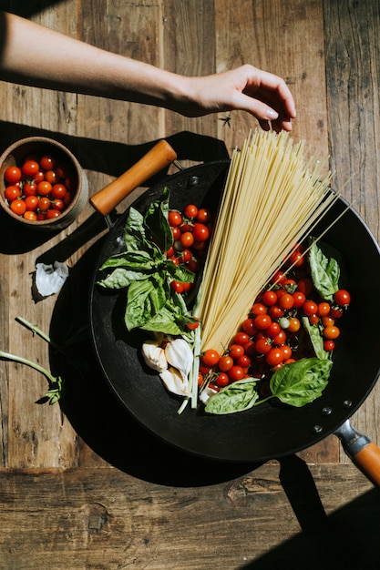 Foto verse biologische groenten en ingrediënten bereid in een pan