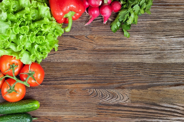 Verse biologische groenten op bruin houten tafel. bovenaanzicht, plat leggen.