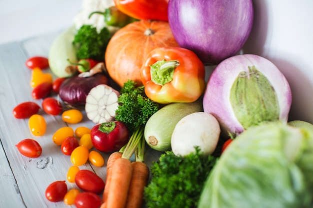 Verse biologische groenten op houten. Gezond eten.