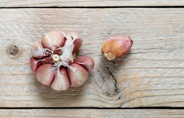 Verse biologische knoflook op een houten tafel. De oogst van groenten.