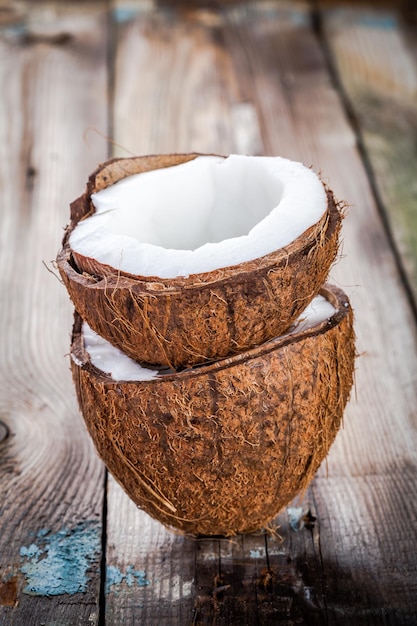 Verse biologische kokosnoot op rustieke houten achtergrond