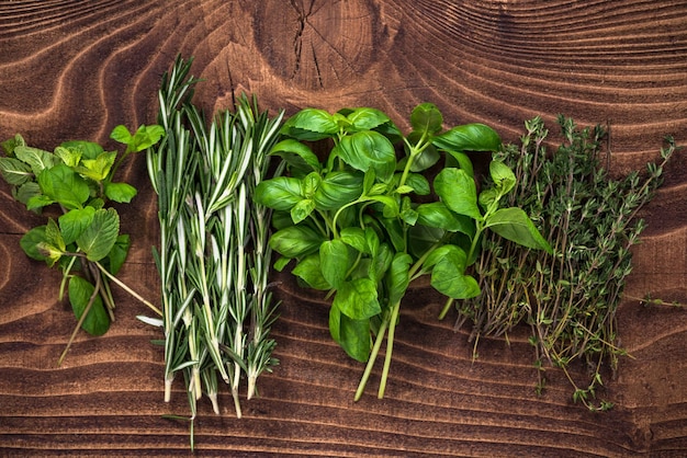 Verse biologische kruiden collectie op houten tafel