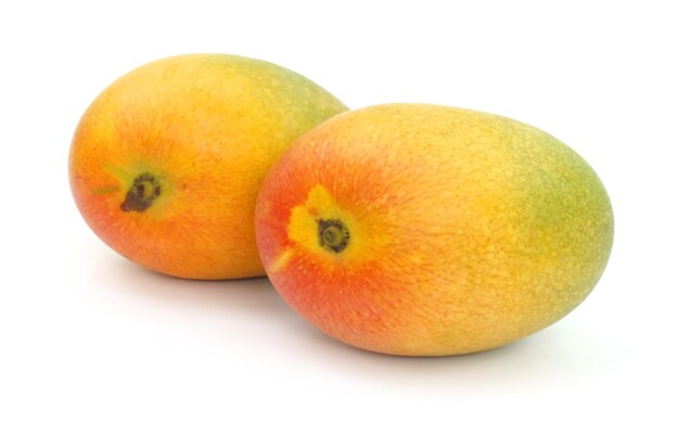 Verse biologische mango op witte achtergrond