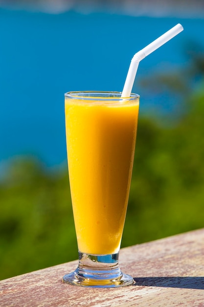 Verse biologische Mango shake in Thais restaurant op het strand in de buurt van zee in eiland Koh Phangan Thailand close-up