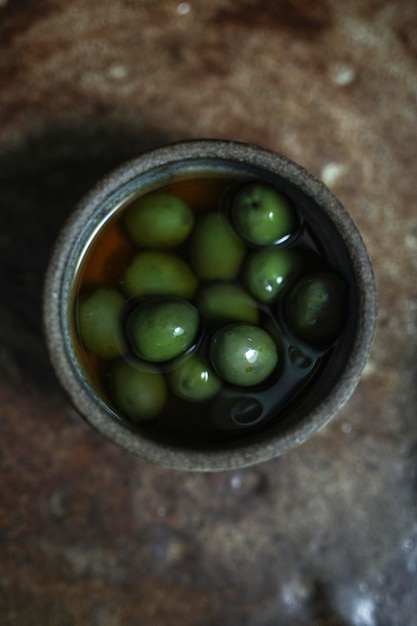 Verse biologische olijven in een kom