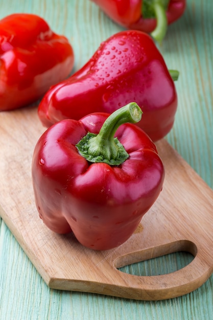 Foto verse biologische paprika op een houten bord