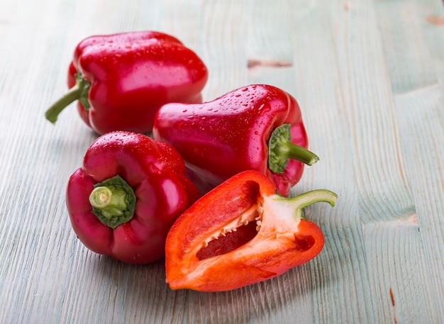 Verse biologische paprika op een houten bord