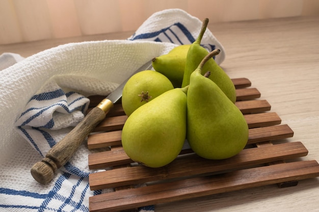 Verse biologische peren op een houten tafel en mes