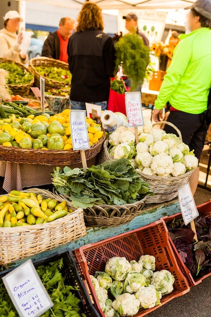 Verse biologische producten op de lokale boerenmarkt.