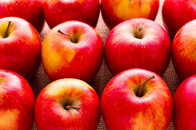 Verse biologische rode appels van de lokale boerenmarkt.