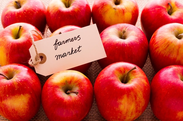Foto verse biologische rode appels van de lokale boerenmarkt.