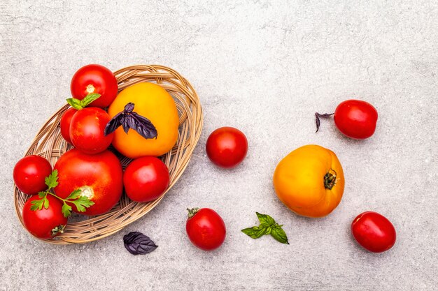 Verse biologische rode en gele tomaten