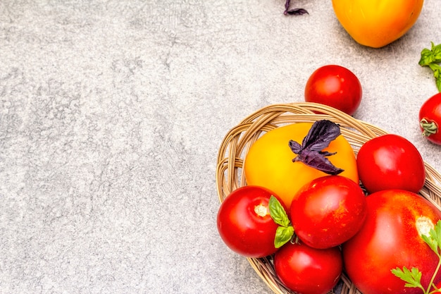 Verse biologische rode en gele tomaten