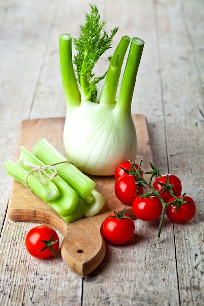 Verse biologische venkel, selderij en tomaten