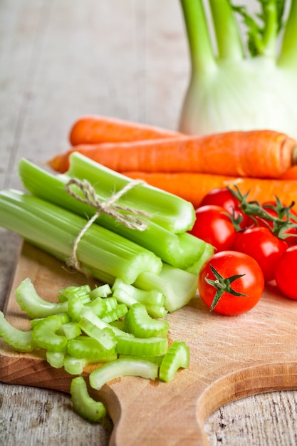 Verse biologische venkel, selderij, wortel en tomaten