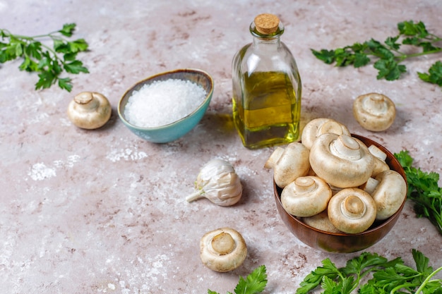 Verse biologische witte champignons champignon, bovenaanzicht