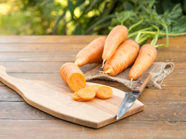 Verse biologische wortelen met groene bladeren op houten achtergrond Groenten