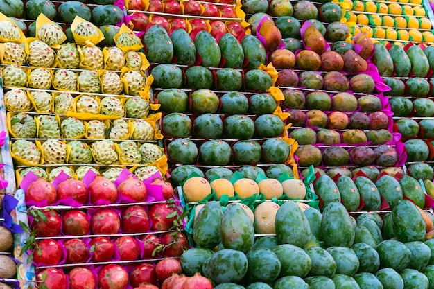 Verse biologische zomerfruit klaar om te worden verkocht op de Turkse Bazaar Verse biologische zomerfruit achtergrond Groenten en fruit prijzen in Turkije