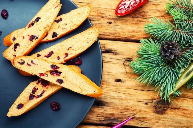 Verse biscotti-koekjes met gedroogde veenbessen. Cantuccini, kerstvoedsel