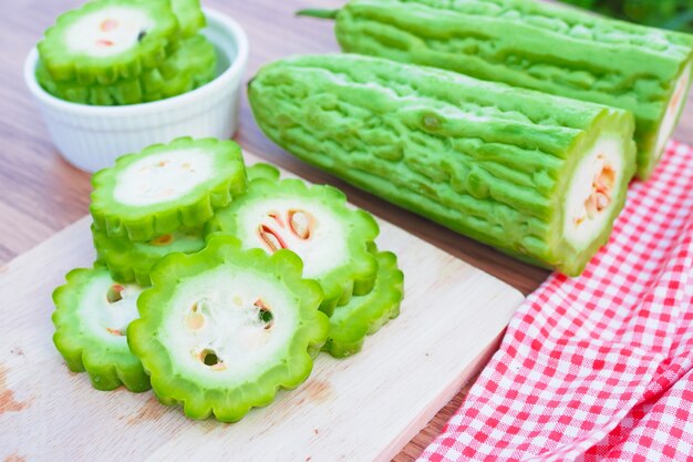 Verse bittere pompoen op houten tafel