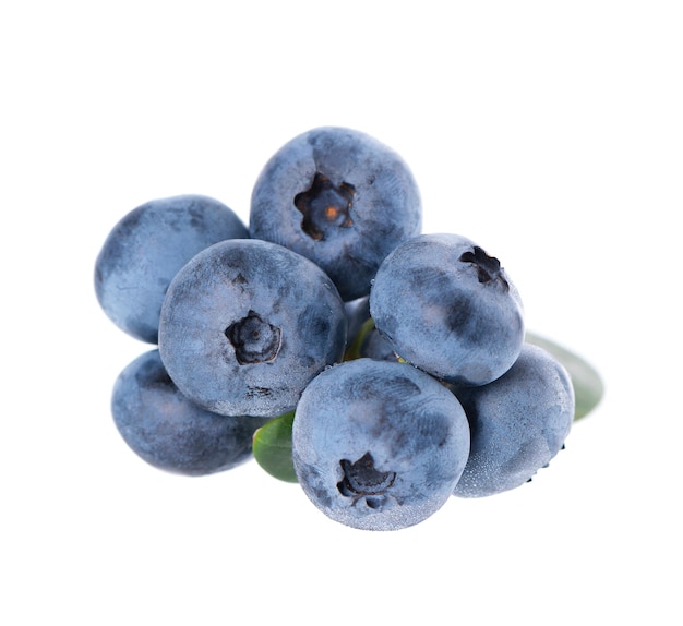 Verse blauwe bessen geïsoleerd op witte achtergrond Blauwe bessen of whortleberry bessen