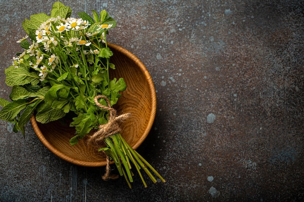 Verse bloemen en kruiden bovenaanzicht voor natuurlijke kruidengeneeskunde en homeopathie