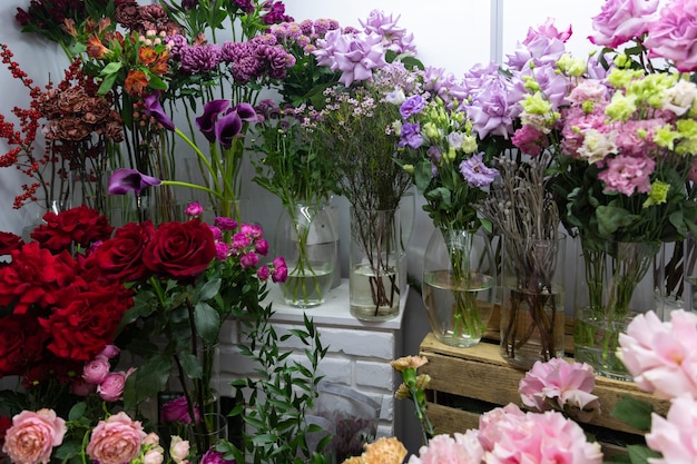 Verse bloemen in de koelkast bloemist winkel