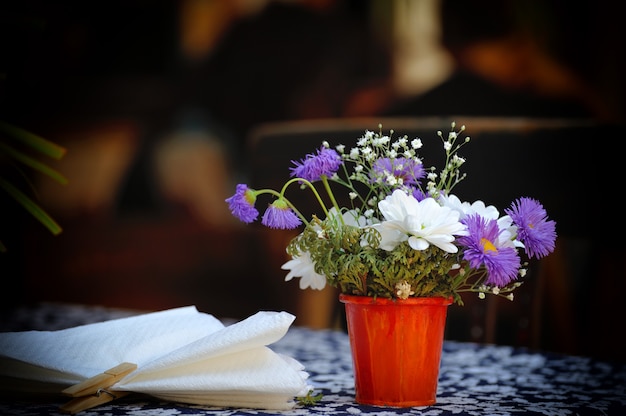 Verse bloemen in een emmer in een restaurant op straat