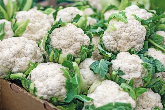 Verse bloemkool in de groenteafdeling van de supermarkt