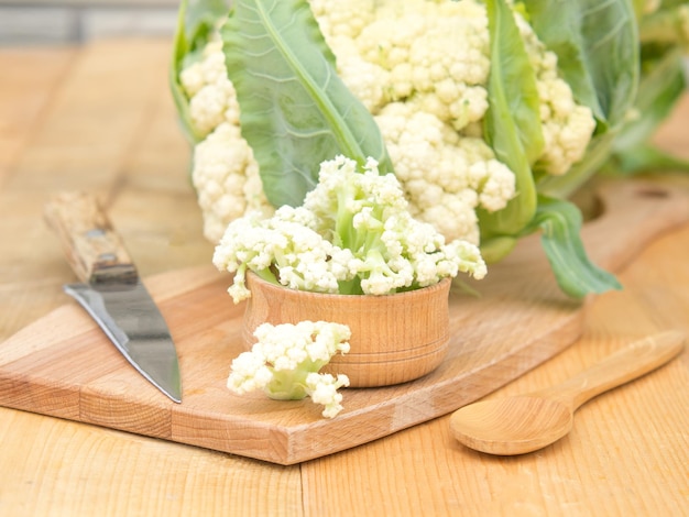 Verse bloemkool op een houten tafel