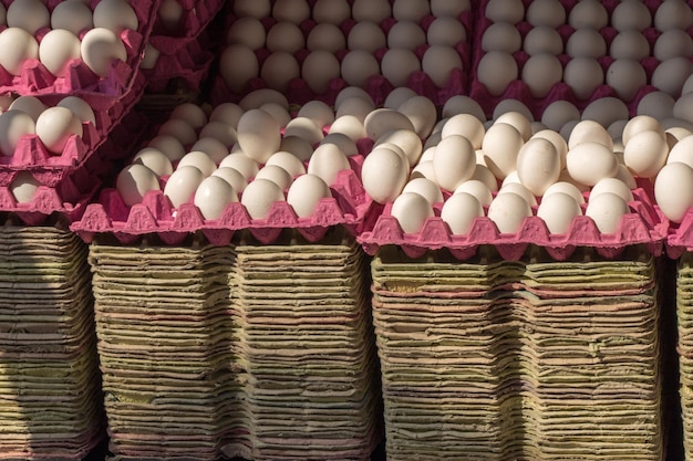 Verse boerderijeieren op de markt