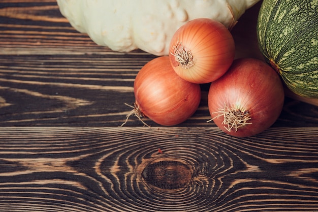 Verse boeren tuin groenten op houten tafel