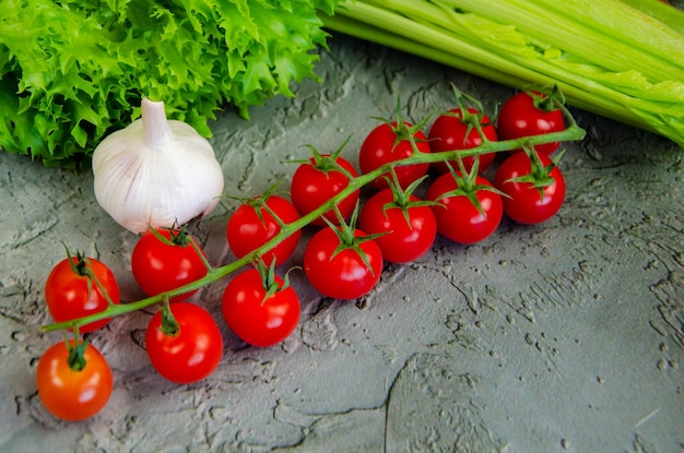 Verse boerengroenten liggen op een betonnen tafelblad Ingrediënten dieetvoedsel veganisme oogst