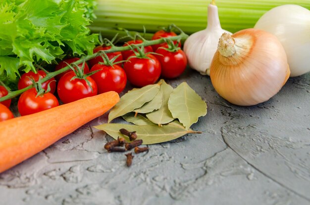 Verse boerengroenten liggen op een betonnen tafelblad Ingrediënten dieetvoedsel veganisme oogst